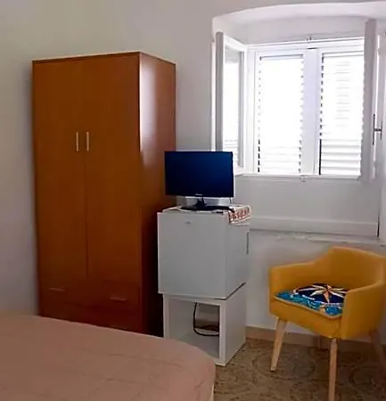 Alojamento de Acomodação e Pequeno-almoço Dei Fiori Capri